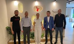 Milletvekili Sarıçam'dan Güzellik Merkezine Ziyaret