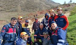 İneğiyle birlikte çamura saplanan vatandaşı AFAD ekipleri kurtardı