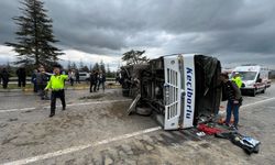 Isparta’da kontrolden çıkan yolcu midibüsü devrildi: 15 yaralı