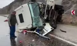 Sivas'ta kontrolden çıkan kamyon devrildi, sürücü yaralandı