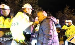 Kovalamaca sonucu yakalanan sürücüyle polisin imtihanı: Araçtan inmedi, alkolmetreye üflemedi