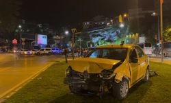 Işık ihlali kaza getirdi... Kırmızı ışıkta geçen otomobil taksiye çarptı: 7 yaralı