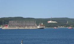 Çanakkale'nin elektrik ihtiyacını karşılayabilecek enerji üreten gemi boğazdan geçti