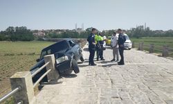 Otomobil köprüde asılı kaldı