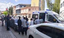 Elektrikli motosiklet ile otomobil çarpıştı: 2 yaralı