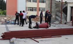Çatıya çıktı, kendisini ikna etmeye çalışan polislere "gazeteciler gitsin inerim" dedi