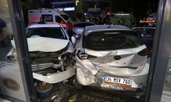 Önündeki araca çarpan otomobil su kanalındaki köprüye saplandı: 2 yaralı