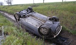 Yağmurun etkisiyle kayganlaşan yolda otomobil takla attı: 4 yaralı
