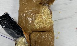 Kot pantolon arasına gizledikleri ve vücutlarına sardıkları 4.6 kilogram altın mücevherle yakalandılar