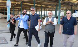 Böyle tepki görülmedi, mahkeme kararını davul zurnayla belediyeye teslim etti