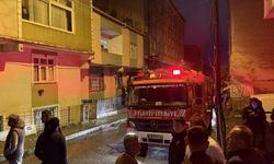 Küçükçekmece'de 7 katlı binanın çatısı alev alev yandı