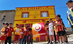 Galatasaraylı taraftar evinin dış cephesini sarı-kırmızıya boyatıp, Osimhen ve 5. yıldızı ekledi