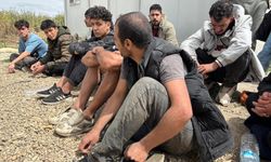 Yunanistan güvenlik güçleri aralarından çocukların ve kadınların olduğu 18 göçmene eziyet etti