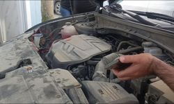 Aracın motoruna giren yavru kedi telefondan miyavlama sesi açılarak çıkartıldı