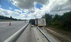 Edirne'de devrilen tırın sürücüsü yaralandı