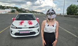 Eşinden boşandı sokakta maskeli kutlama yaptı