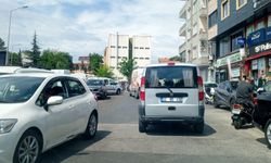 İkinci Sıra Parklar Trafiği Felç Ediyor