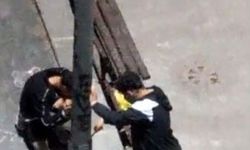 Sultangazi'de gençler aydınlatma direğini kırarak elektriği kesmeye çalıştı