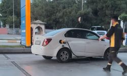 Benzin pompasını aracının üzerinde unutunca, yakıt hortumu koptu