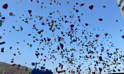 İzmir’de binlerce balon 6 yaşındaki Erhan ve arkadaşları için uçuruldu