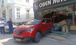 Otomobil mobilya mağazasına daldı, facia ucuz atlatıldı
