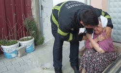 Kardeşinin evi yanan yaşlı kadını, itfaiye eri sarılarak teselli etti