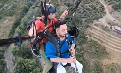 Paraşütte klarnet çaldı