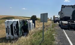 Tekirdağ'da tarlaya devrilen tırda sürücü yaralandı