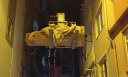 Cenazeyi vinçle taşıdılar
