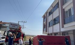 4 aylık bebeği rehin aldı, ‘yaklaşmayın’ diyerek balkondan bal kabağını fırlattı