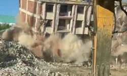 Elazığ’da ağır hasarlı bina tek dokunuşla yıkıldı