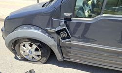 Sürücüsünün kontrolünden çıkan hafif ticari araç, park halindeki iki araca çarptı