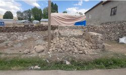 Özalp'ta kamyonet duvara çarptı, çocuklar korkuyla kaçtı