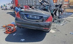 Otomobil, lastiği patlayan tıra arkadan çarptı: 2 ölü, 1 yaralı