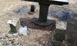 Mesire alanındaki oturma alanlarına zarar verdiler