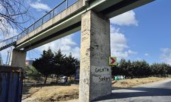 Avcılar'da beton parçaları dökülen köprü vatandaşı tedirgin ediyor