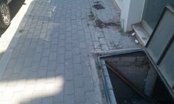 Karacaibrahim Mahallesi'nde Kaldırımdaki Açık Bodrum Girişi Tehlike Saçıyor
