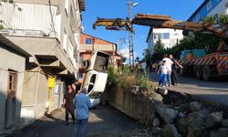 Park halindeki kamyonet hareket ederek 8 yaşındaki çocuğa çarptı
