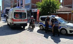 Bıçakla yaraladığı kocasını elektrikli bisiklet ile hastaneye götürdü