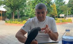 Aç ve susuz kalan yavru kargayı elleriyle besledi