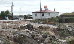 Kars'ta sağanak yağış sele yol açtı: Evler sular altında kaldı