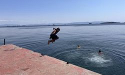 Sıcaktan bunalan İstanbullular kendini serin sulara attı