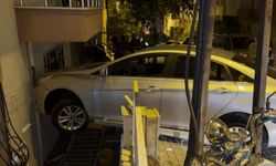 Avcılar'da fren yerine gaza basan kadın sürücü binaya çarptı