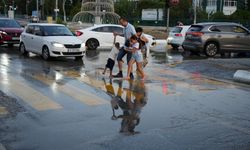 Edirne'de içme suyu hattı yine patladı: Cadde göle döndü, vatandaş isyanda