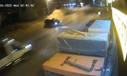 Kontrolünü kaybeden otomobil sürücüsü kamyonetle kafa kafaya çarpıştı