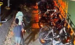 Bahçedeki 4 bisikleti saniyeler içinde çaldılar