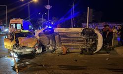 Çanakkale'de ticari taksi ve otomobil çarpıştı: 8 yaralı