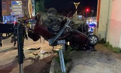 Otomobil, çarptığı bariyerde asılı kaldı: 2 ölü