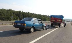 Traktörle çarpışan Tofaş, hurda yığınına döndü: 1 yaralı