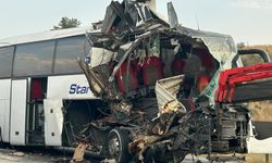 Mersin'de otobüs tıra çarptı: 9 yaralı